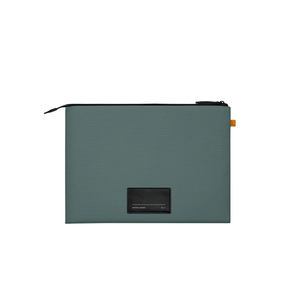 На фото изображено Чехол-конверт Native Union Stow Lite Sleeve 14", зеленый
