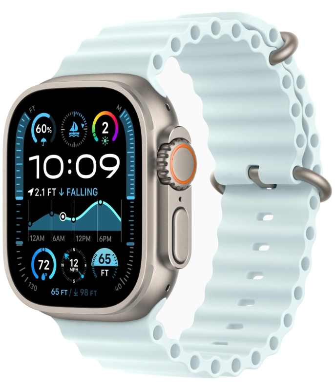 На фото изображено Apple Watch Ultra 2 GPS + Cellular, 49 мм, корпус из бежевого титана, ремешок Ocean цвета «‎ледяной синий»