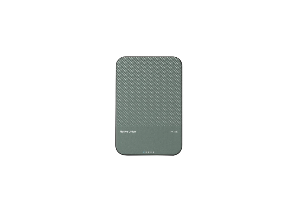 Фото Внешний аккумулятор MagSafe Native Union (Re)Classic Power Bank 5000mAh, зеленый На фото изображено Внешний аккумулятор MagSafe Native Union (Re)Classic Power Bank 5000mAh, зеленый