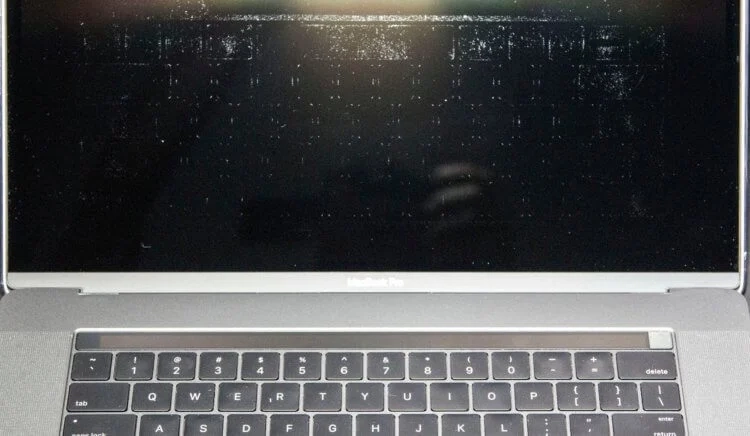Клавиатура отпечаталась на экране MacBook, что делать?